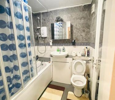 Wandle Valley Bed & Breakfast | Sutton Room Day,Week,Month