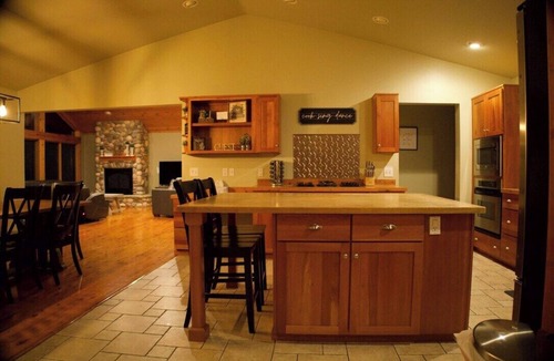 Suttons Bay Cabin | Suttons Bay Therapy-Hot Tub/GameRoom/Fireplace/AC