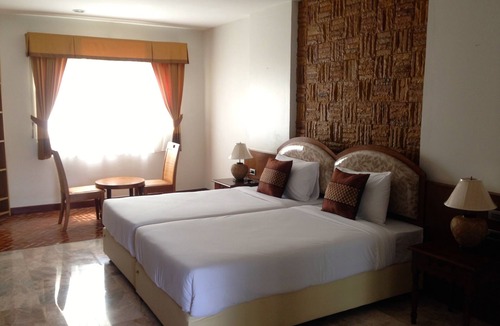 Si Racha Resort | Suwan Driving Range and Resort