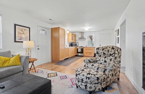 Lawrence House | Suzie’s Place—-Charming 2-bedroom house in Lawrence. Minutes north of Downtown.