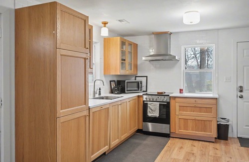 Lawrence House | Suzie’s Place—-Charming 2-bedroom house in Lawrence. Minutes north of Downtown.
