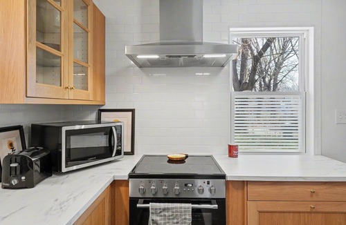 Lawrence House | Suzie’s Place—-Charming 2-bedroom house in Lawrence. Minutes north of Downtown.