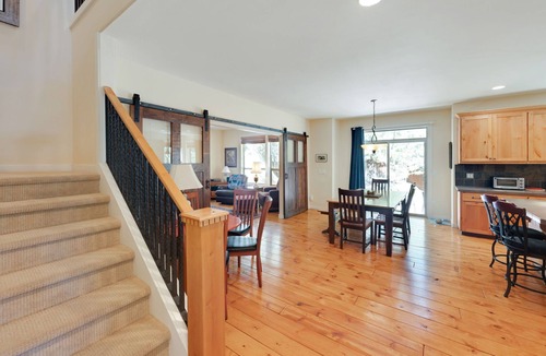 Southern Crossing House | SW Bend Rest Relax Repose - Lrg yard & deck. Access to Canal, & River trails