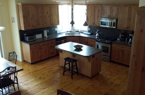 Southern Crossing House | SW Bend Rest Relax Repose - Lrg yard & deck. Access to Canal, & River trails