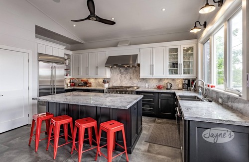 Gravenhurst Cottage | SW Exposure at this 4 bdrm, 3 bath cottage with stunning views of Lake Muskoka!