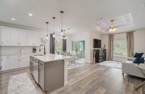 Oakland Hills Villa | SW Florida Luxury Modern Retreat, King Bed Suite , Close to Beaches/Golfing/Fishing/Air Ports , 2023 Built