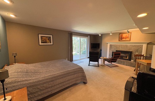 Western Apartment | SW Hills Guest Suite with Private Entrance and Bathroom with Sauna