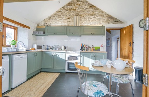 Saint Kew Cottage | SWALLOW BARN, romantic, with hot tub in St Kew