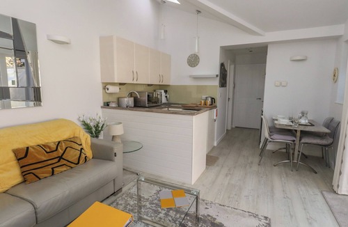 Milford on Sea Cottage | SWALLOW LODGE, family friendly, with a garden in Milford On Sea
