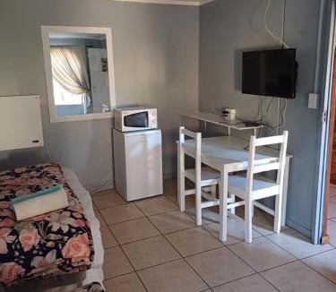 Rooihuiskraal Bed & Breakfast | Swallow13