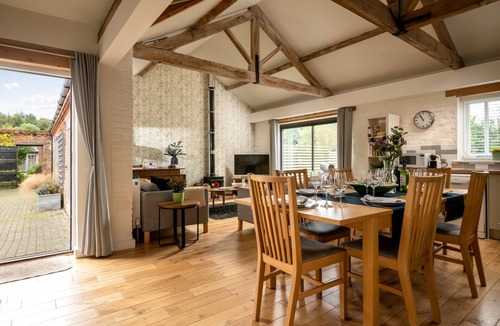 Sculthorpe Cottage | Swallows Nest cottage sleeps 10 guests in 6 bedrooms.
