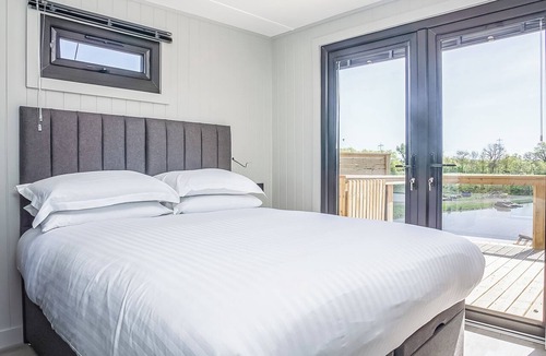 Stockton-on-Tees Cottage | Swan Lake Lodge - UK51934