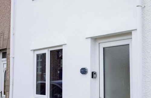 Castle House | Swansea Modern 4 Bedroom Beach Home w/Parking