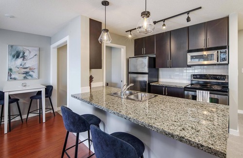 Chinatown Condo | Sweat Condo, Central Location+ One Free Parking!