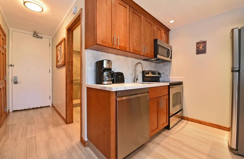 Historic Lahaina Front Street Condo | Sweeping Mountain Views from Lahaina Shores Studio ~ Sleeps 2