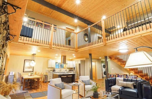 Glacier House | Sweeping Mt Baker Retreat Game RM, Hot Tub, AC