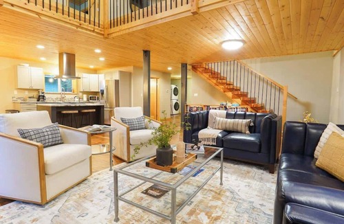 Glacier House | Sweeping Mt Baker Retreat Game RM, Hot Tub, AC