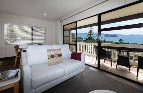 Hahei Apartment | Sweeping panoramic views of Hahei beach and offshore islands