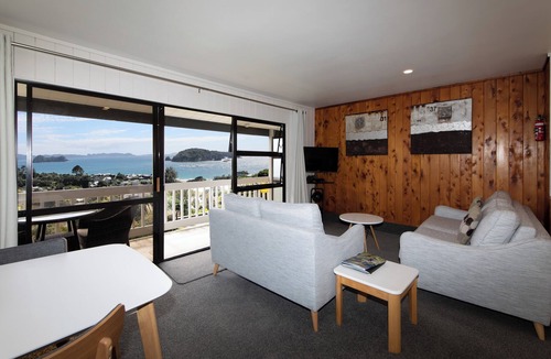 Hahei Apartment | Sweeping panoramic views of Hahei beach and offshore islands