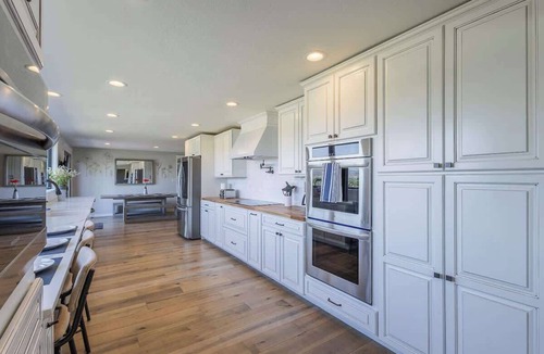 West Valley House | Sweeping Views for 26 with Fire Pit & Gym