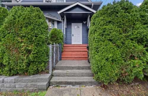 University District House | Sweet 4BR Steps from UW | Prime Location @Seattle