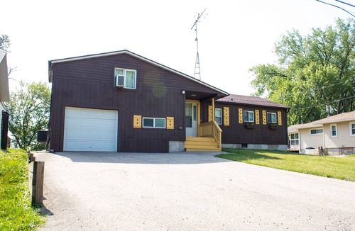 Edgerton House | Sweet beach front on Lake Koshkonong w/lots of room & a Paddleboat