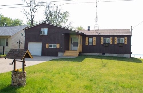 Edgerton House | Sweet beach front on Lake Koshkonong w/lots of room & a Paddleboat