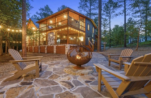 Golden Cabin | Sweet Caroline Creek-Side Cabin 🎯 Games 🔥 Hot Tub 📺 Outdoor TV