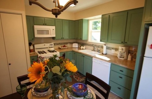 Bouldin House | Sweet & comfortable 2/1 Bouldin home.Walk to food trailers,Zilker/Barton Springs