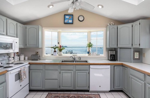 Snug Harbor House | Sweet Family Cottage on Beautiful Potter's Pond in East Matunuck