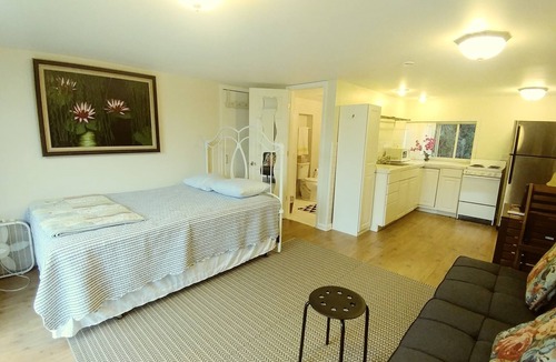Eustis House | Sweet Quiet upstairs efficiency cottage overlooking a lake!