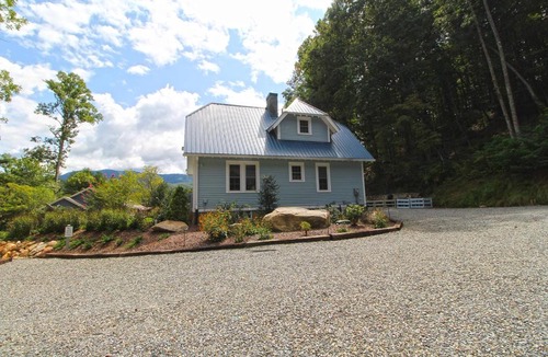 Bryson City Villa | Sweet Retreat Creekside Cottage in Bryson City!