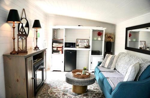Rogersville House | Sweet Tiny House Perfect for a Romantic Retreat in Alabama