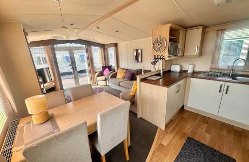 Glasgow Apartment | Swift Moselle 2 Bedroom Caravan Located in Uddingston, Glasgow at Maryville Caravan Site