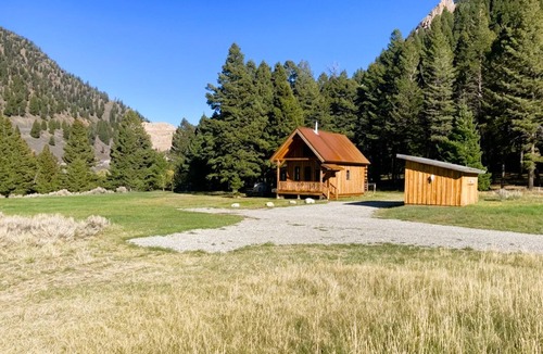 Cameron Cabin | Swiftcurrent Cabin-Cozy Cabin with a Hot Tub on the River next to the Wilderness