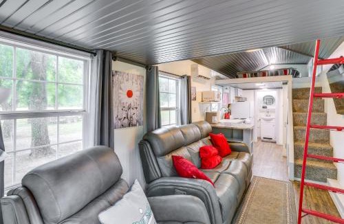 Mountain View Apartment | Swim On-Site: Riverfront Studio in Mountain View!