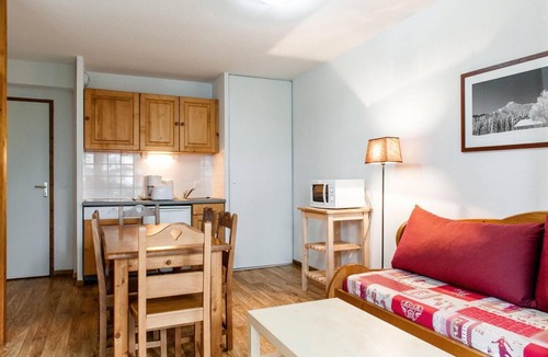 Besse-et-Saint-Anastaise Apartment | Swimming pool, terrace, balcony, parking, tv, ski locker, 35m², Super Besse