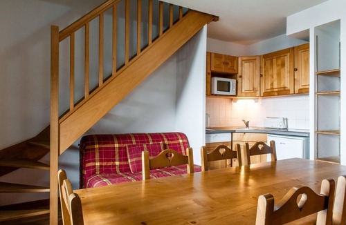 Besse-et-Saint-Anastaise Apartment | Swimming pool, terrace, balcony, parking, tv, ski locker, 35m², Super Besse