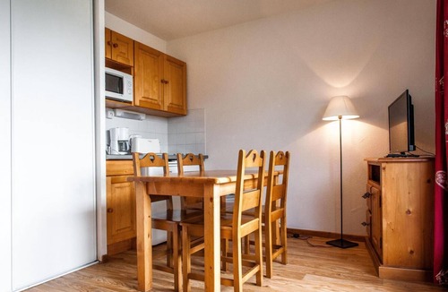 Besse-et-Saint-Anastaise Apartment | Swimming pool, terrace, balcony, parking, tv, ski locker, 35m², Super Besse