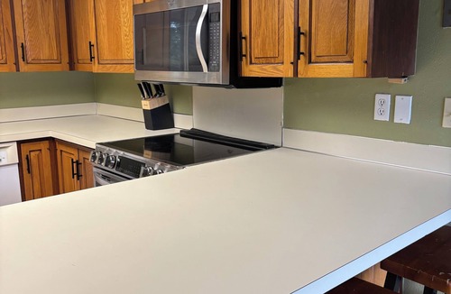 Yakima House | Swimming Pool, volleyball court, Pickleball court, basketball court, BBQ Grill
