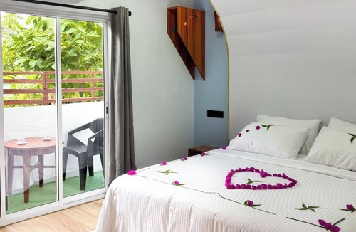 Omadhoo House | swims maldives