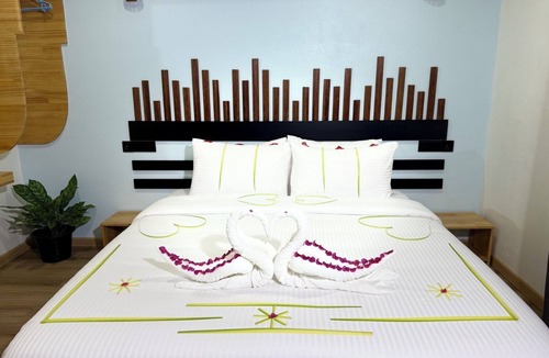 Omadhoo House | swims maldives