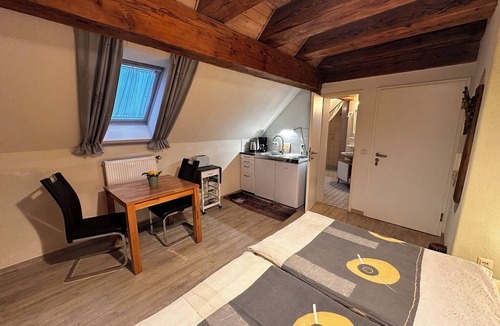 Frensdorf Bed & Breakfast | Swiss stone pine apartment - 10 minutes from the gates of Bamberg Gästehaus Roensch