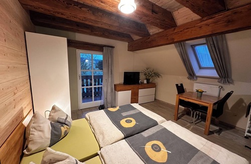 Frensdorf Bed & Breakfast | Swiss stone pine apartment - 10 minutes from the gates of Bamberg Gästehaus Roensch