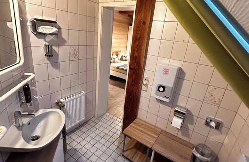 Frensdorf Bed & Breakfast | Swiss stone pine apartment - 10 minutes from the gates of Bamberg Gästehaus Roensch