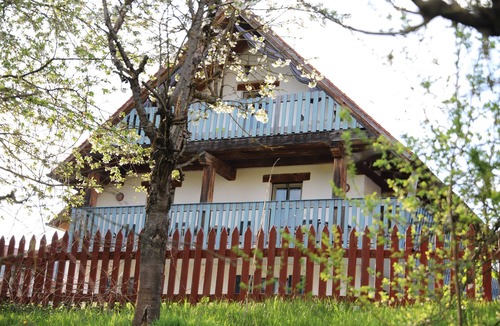 Frensdorf Bed & Breakfast | Swiss stone pine apartment - 10 minutes from the gates of Bamberg Gästehaus Roensch