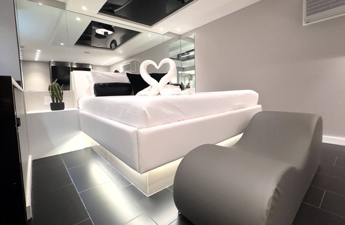 Downers Grove Hotel | Sybaris Pool Suites