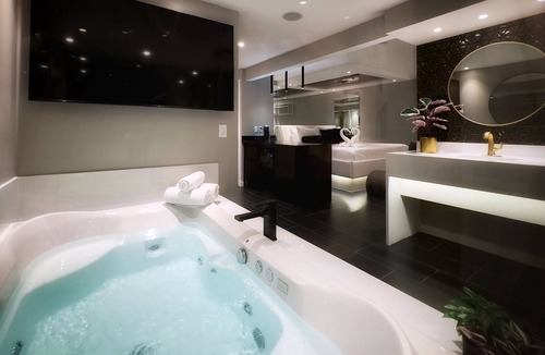 Downers Grove Hotel | Sybaris Pool Suites