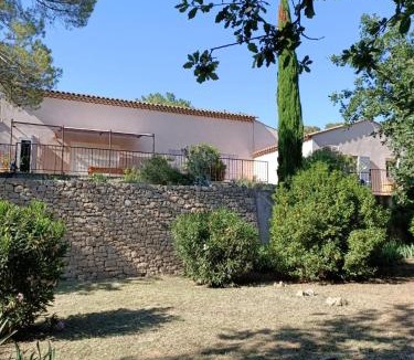 Entrecasteaux House | Sympathique Maison Climatisée au Calme & Whirlpool Privée!