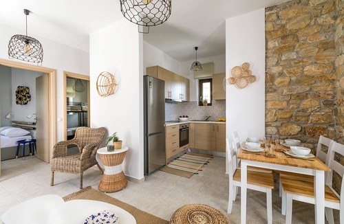 Vari House | Syra Suites